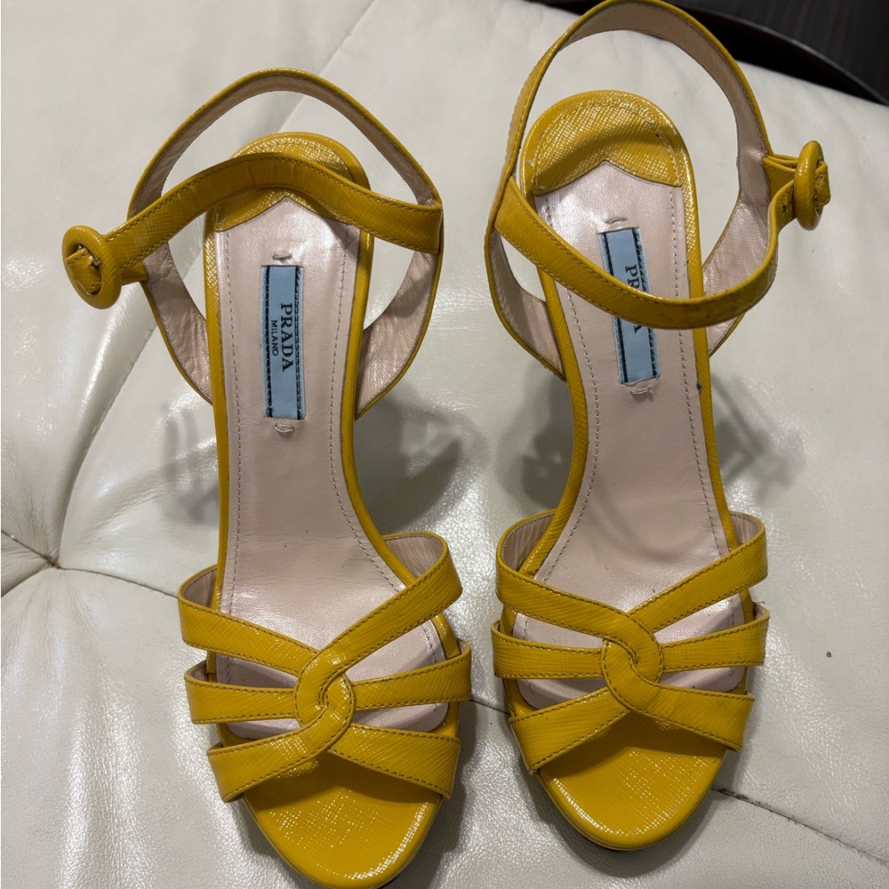 Prada
Saffiano Leather Sandals
Women's Size: 6 1/2| IT 36 1/2